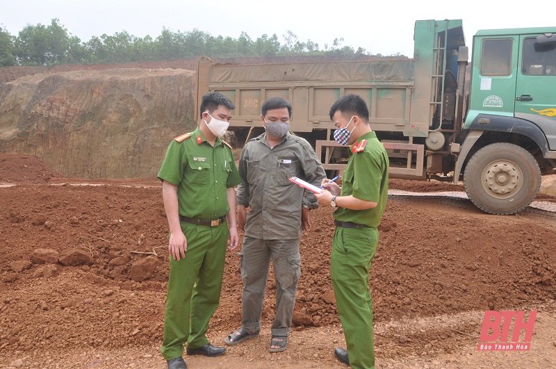 Công an huyện Thạch Thành kiểm tra, xử lý 65 trường hợp vi phạm về tải trọng, kích thước thành thùng xe