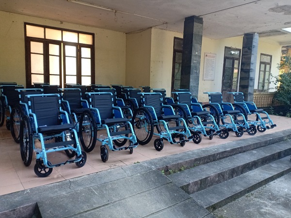 Hội bảo trợ NKT & TMC huyện Thạch Thành: Trao xe lăn cho người khuyết tật
