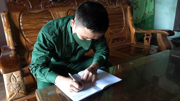 Tấm gương về một thanh niên ở thị trấn Vân Du tình nguyện lên đường nhập ngũ.