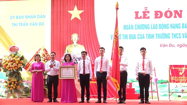 Thị trấn Vân Du (Thạch Thành);  Đón nhận Huân chương lao động hạng Ba của Chủ tịch nước cho trường Tiểu học và cờ thi đua của UBND tỉnh cho trường THCS và trường Mầm non