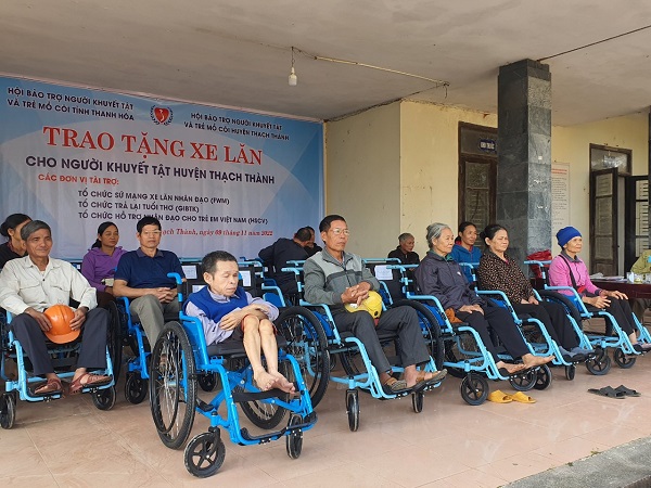 Trao tặng 24 xe lăn cho người khuyết tật huyện Thạch Thành