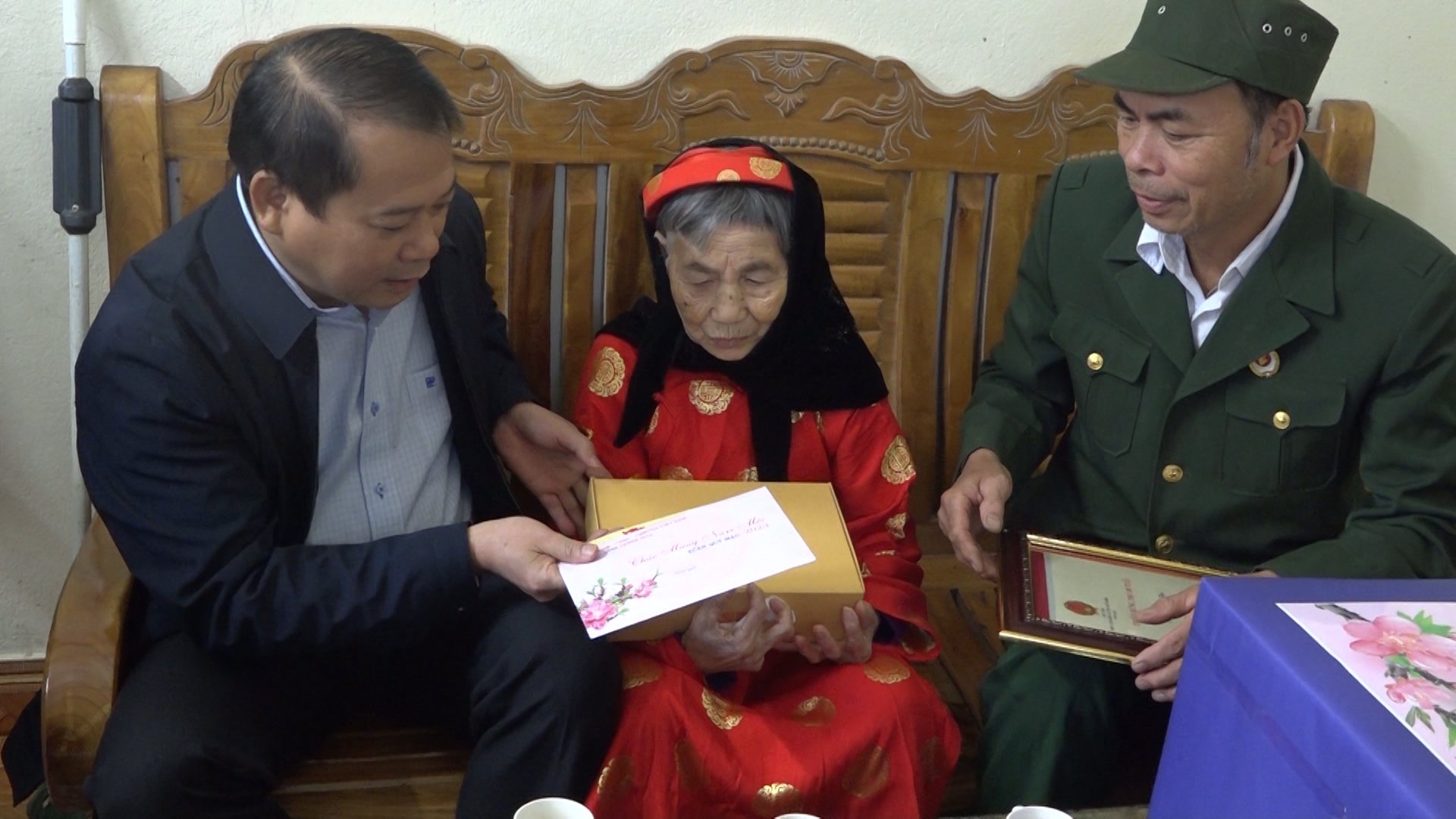 Đồng chí Trưởng Ban Tổ chức Tỉnh ủy Nguyễn Văn Hùng kiểm tra tình hình sản xuất, tặng quà gia đình chính sách tại huyện Thạch Thành