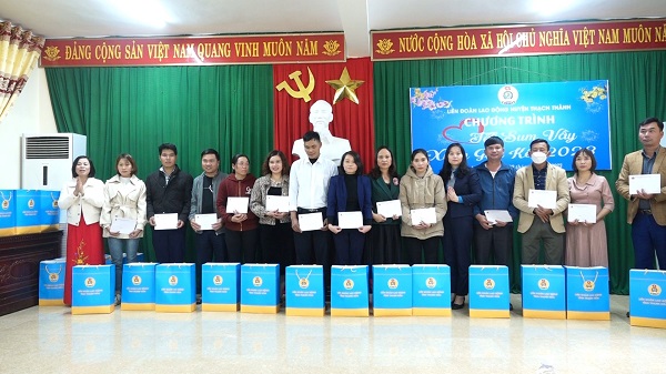 LĐLĐ huyện Thạch Thành trao quà tết cho đoàn viên, NLĐ nhân dịp tết nguyên đán Quý Mão 2023