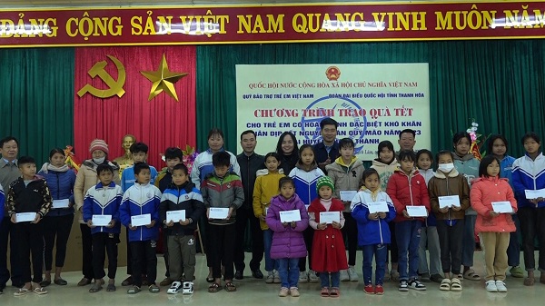 Đại biểu Quốc hội tỉnh Thanh Hóa tặng quà Tết tại Thạch Thành