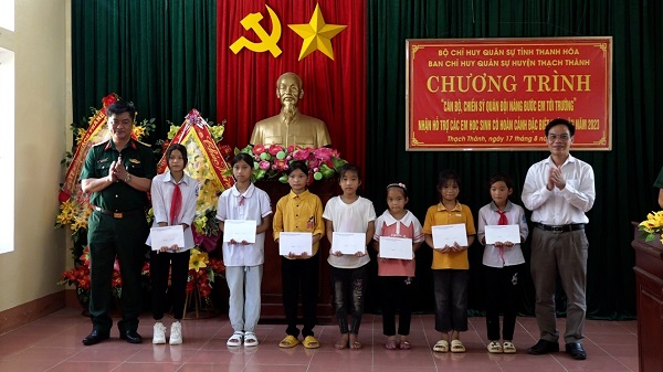 Ban chỉ huy quân sự huyện Thạch Thành: Trao quà “Nâng bước em đến trường” cho học sinh có hoàn cảnh khó khăn