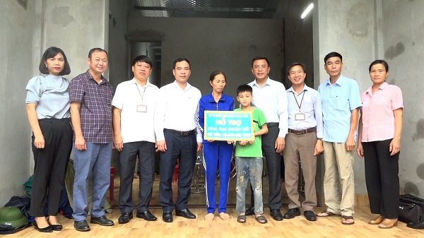 Thạch Thành: Trao tiền hỗ trợ làm nhà đại đoàn kết cho các hộ nghèo