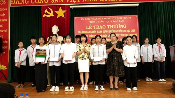 Lễ trao thưởng cho giáo viên và học sinh đạt giải cao môn Lịch sử cấp tỉnh, cấp huyện năm 2023 – 2024 